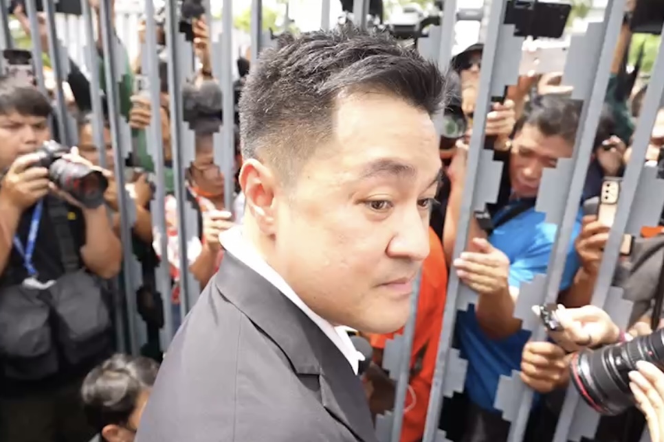 “หมออ๋อง” เจรจาตำรวจ-ผู้ชุมนุม เว้นระยะรอบรัฐสภา ป้องเกิดการปะทะ