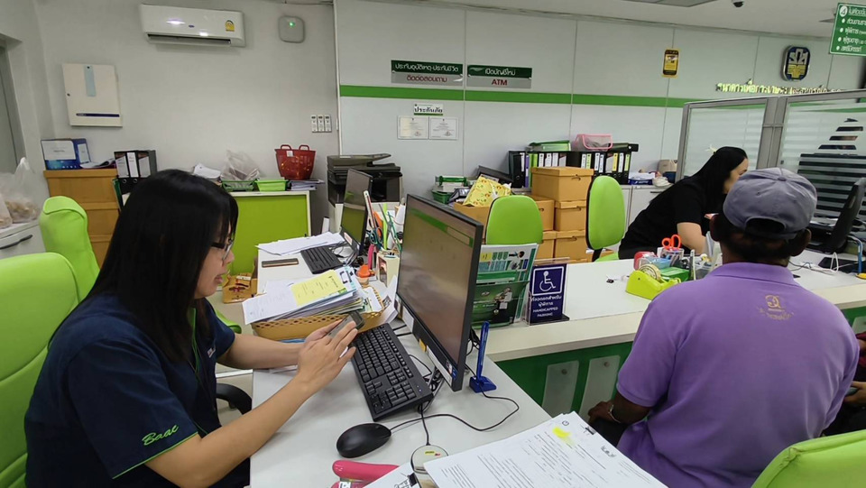 วุ่นวันแรก! ชาวอุทัยธานีแห่เช็กสิทธิ์บัตรสวัสดิการแห่งรัฐ เจอระบบแจ้งมีรถทั้งที่ไม่เคยครอบครอง ต้องวิ่งแก้ข้อมูลถึงขนส่งจังหวัด