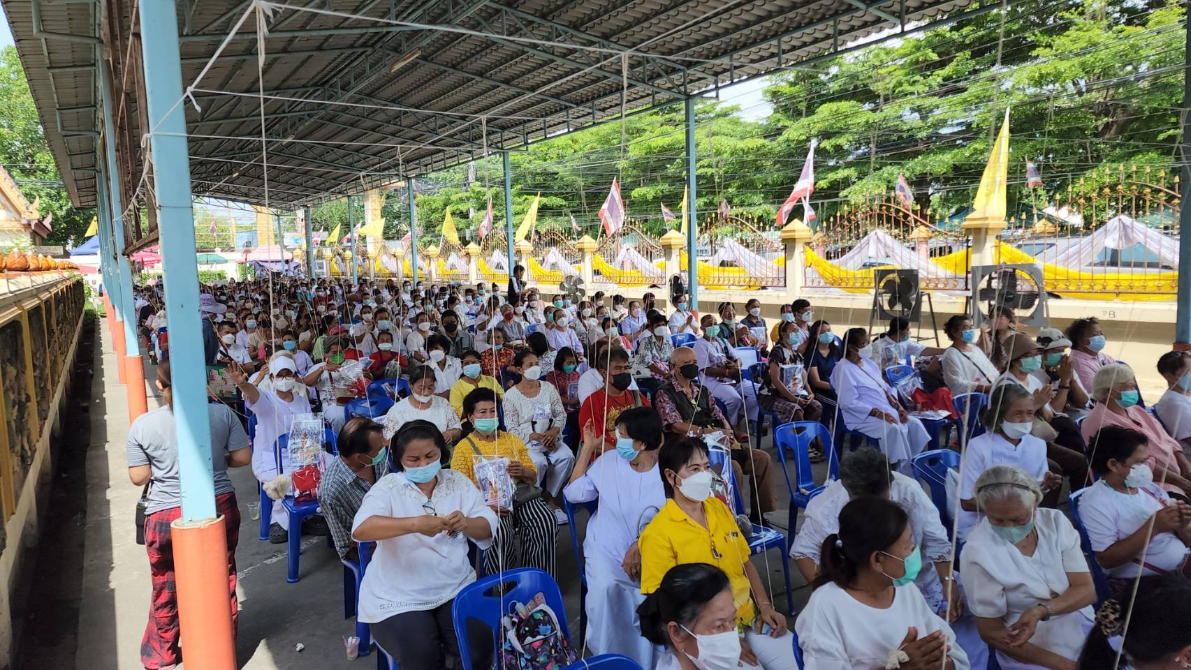 ปทุมธานี ปชช.ร่วมพิธีเบิกเนตรท้าวเวสสุวรรณ วัดเปรมประชากร ลุ้นเลขหางประทัด 10,000 นัด