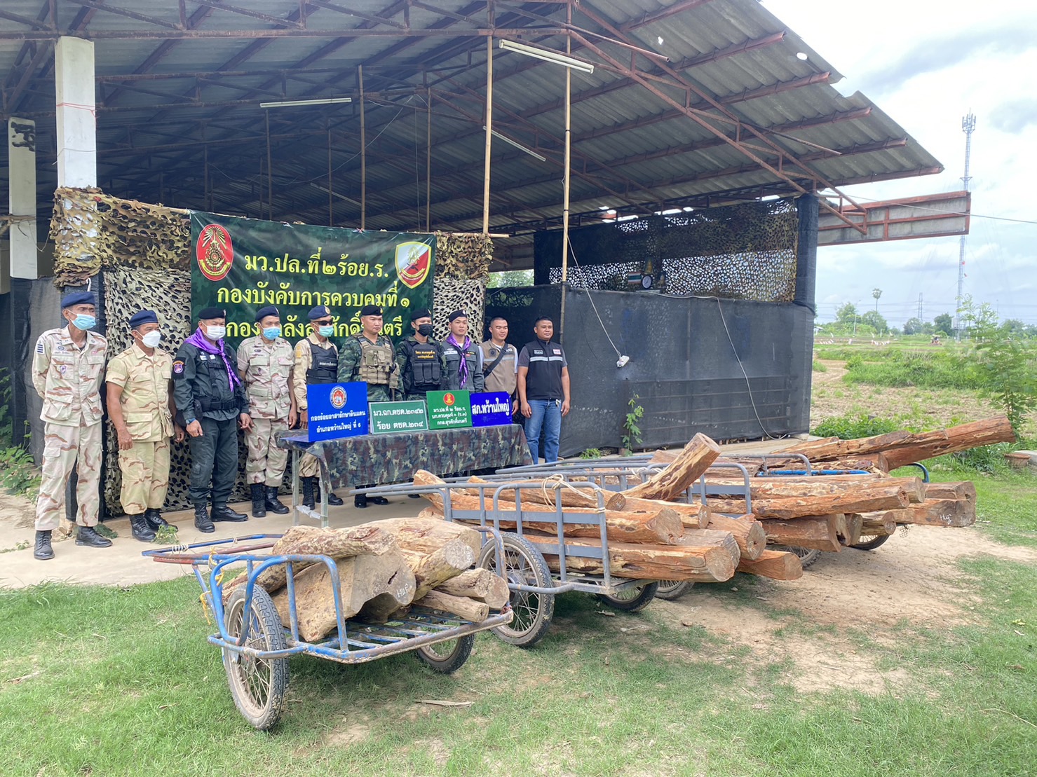 กองกำลังสุรศักดิ์มนตรี ตรวจยึดไม้พะยูงกว่า 31 ท่อน/เหลี่ยม