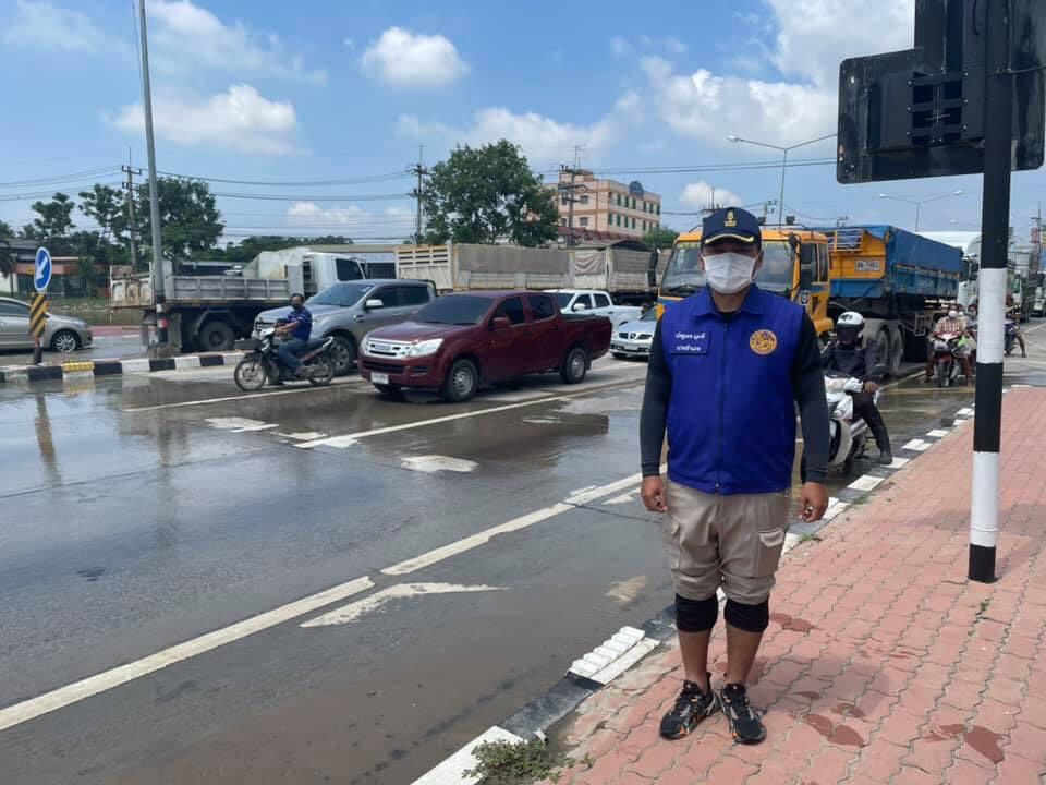 นายอำเภอป่าโมก ลงพื้นที่ประชาสัมพันธ์ น้ำท่วมแยกป่าโมกไม่จำเป็นขอให้ประชาชนหลีกเลี่ยงเส้นทาง