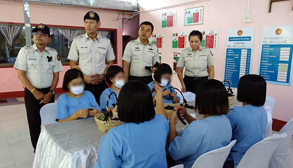 ทำด้วยหัวใจ! ผู้ต้องขังหญิงสตูลร่วมจิตอาสาประดิษฐ์ริบบิ้นสีดำ ถวายความอาลัย “พระพันปีหลวง”