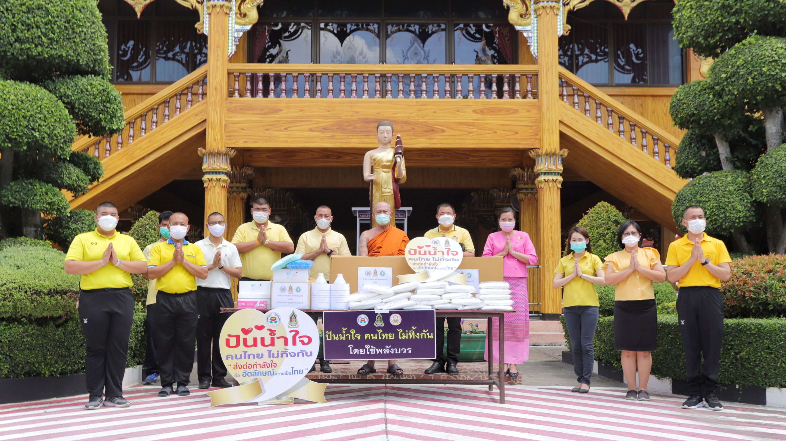 วัฒนธรรมจังหวัดปทุมธานี ร่วมสู้โควิด  มอบชุด PPE ติดเกราะให้เจ้าหน้าที่ฌาปนกิจ
