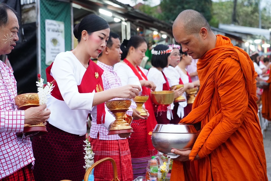 ศรัทธาอิ่มบุญ อุดหนุนชุมชน ตักบาตรสะพานมอญ