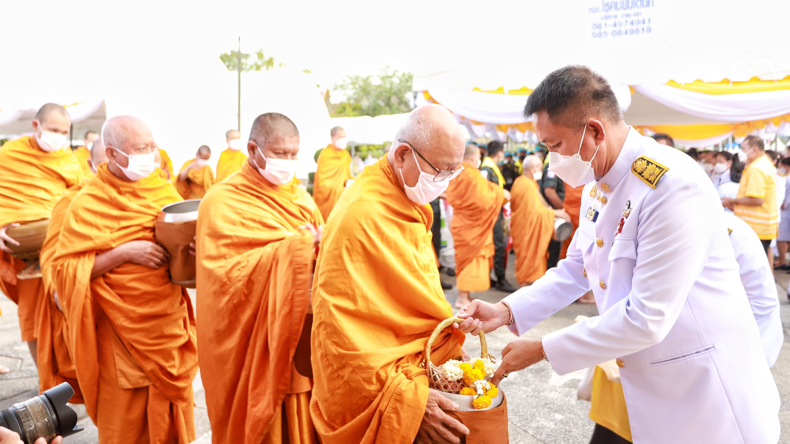 ผู้ว่าฯชลบุรีนำข้าราชการ พสกนิกรทำบุญตักบาตร ถวายเป็นพระราชกุศล
