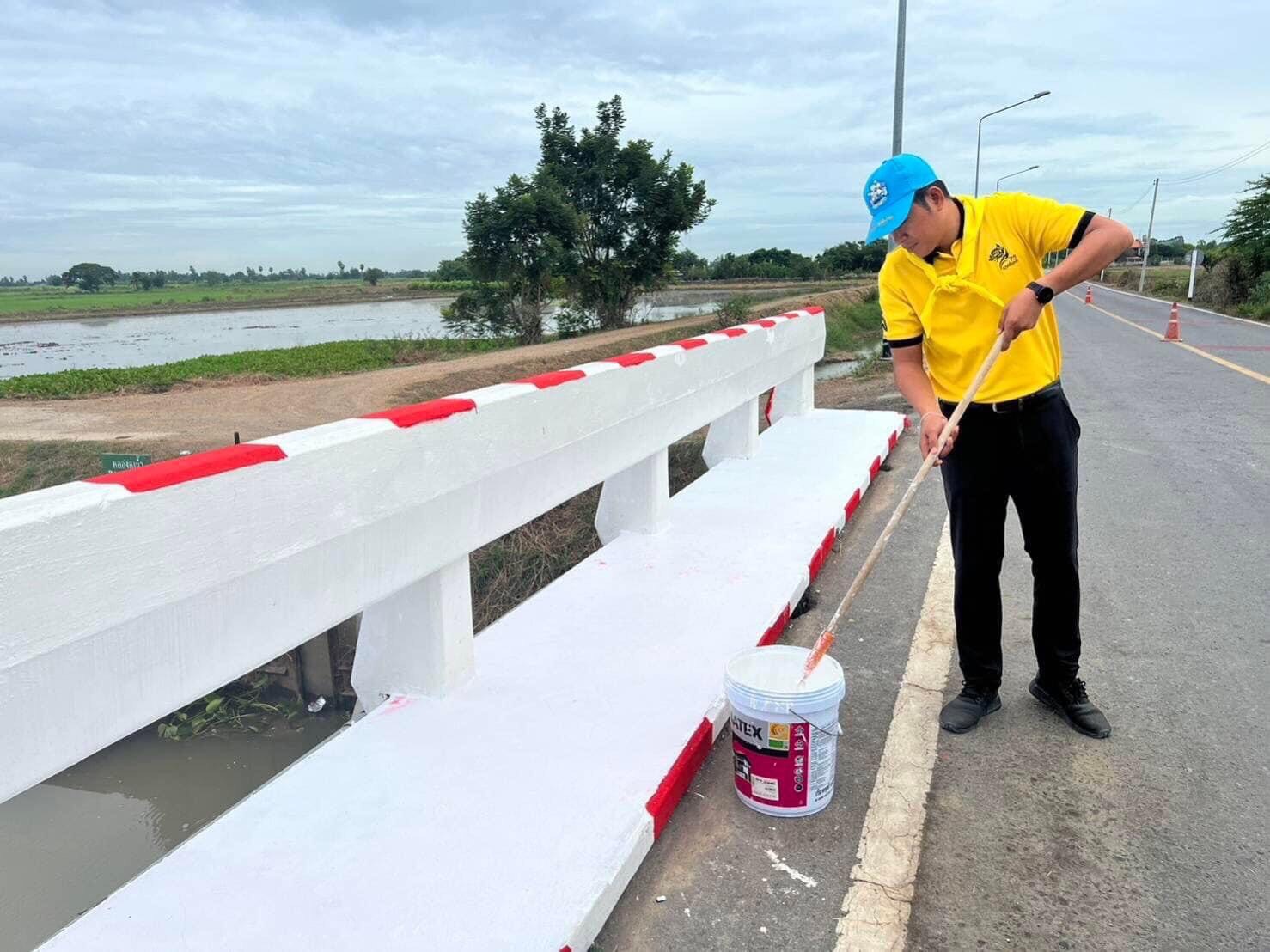 นายอำเภอโพธิ์ทองลุยเอง ปรับภูมิทัศน์และทาสีสะพานให้เป็นที่สังเกตและมองเห็นอย่างชัดเจนเพื่อป้องกันและลดอุบัติเหตุทางถนน