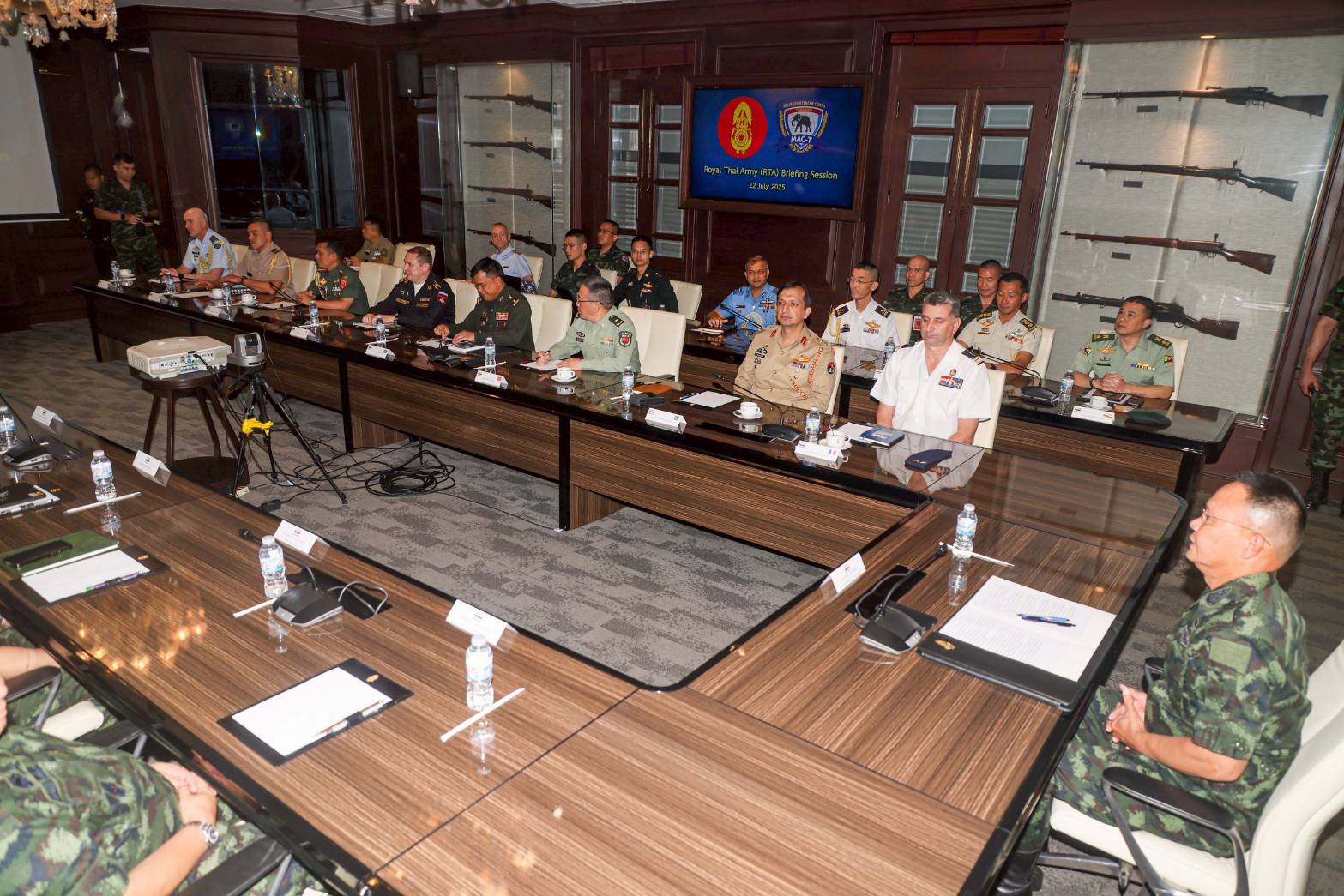 ทบ. เชิญฑูตทหารนานาชาติประชุมพิเศษ คาดแจงปม "ทุ่นระเบิดช่องบก"