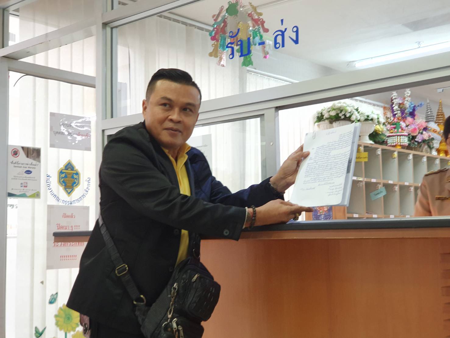 "อดีตแกนนำพิราบขาว" ยื่นหลักฐานเพิ่มเติมเอาผิด "พิธา" โอนหุ้นหลังเลือกตั้ง ขู่กกต.ชักช้า ยื่นส.ส.เข้าชื่อส่งศาลรธน. ซัดปูด "ขบวนการฟื้นไอทีวี" ล้ม "พิธา" แค่มโน