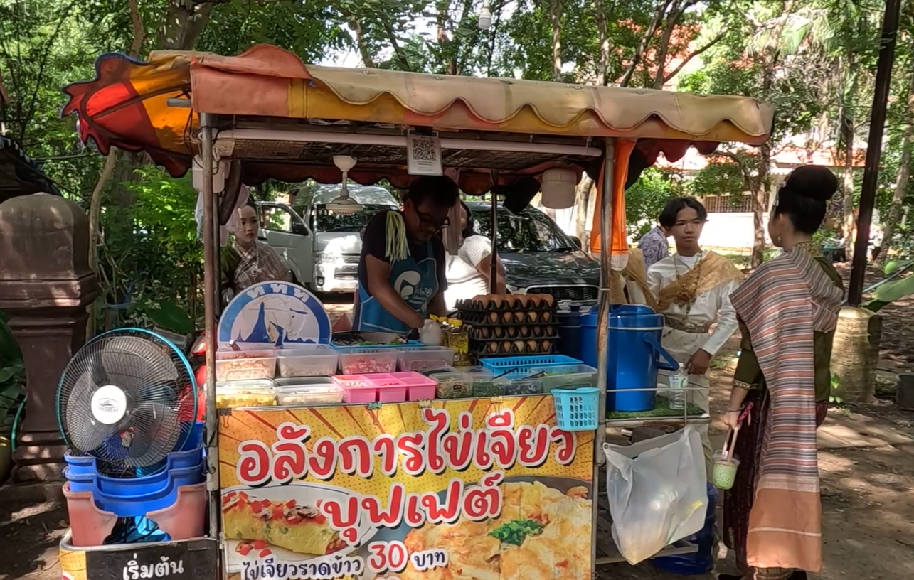 หนุ่มบุรีรัมย์วัย 44 ปีอดีตพนักงานสนามบินผันชีวิตขายข้าวไข่เจียวบุพเฟ่ต์ลูกค้าติดตรึม