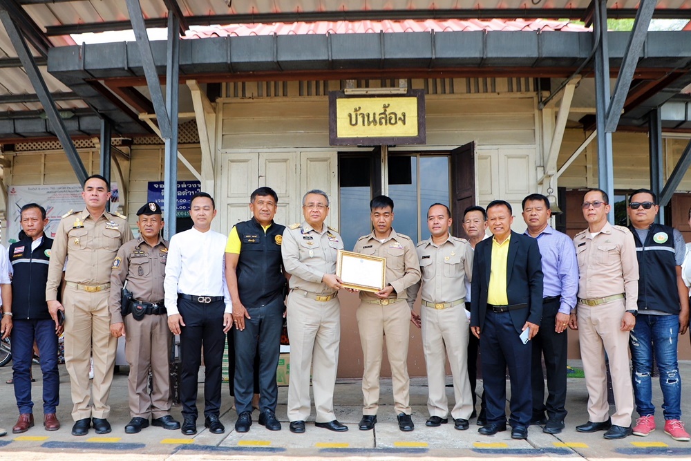 ผู้ว่าฯสุราษฎร์ มอบประกาศชมเชยนายสถานีรถไฟบ้านส้อง ช่วยยายใบ้หูหนวกรอดถูกรถไฟชน