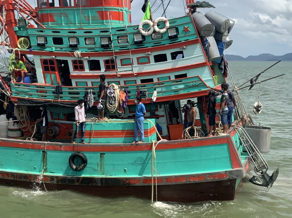 'รพ.แหลมงอบ-สธ.แหลมงอบ' นำแรงงานกัมพูชา 23 คน  เข้ารักษาตัวหลังพบติดเชื้อโควิด