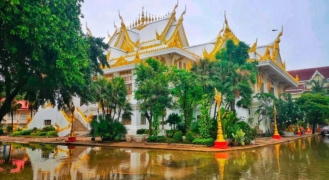 ฝนตกฟ้ารั่วทั้งคืน น้ำท่วมขังวัดพระธาตุพนม เร่งสูบน้ำระบาย
