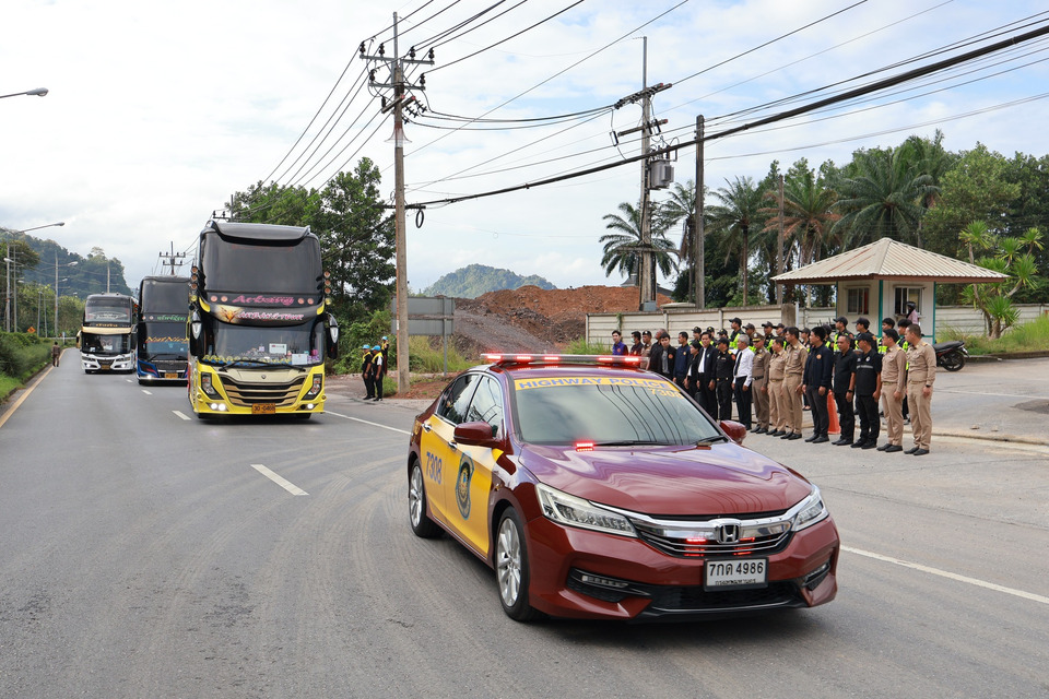 ผู้ว่าฯสตูล ปล่อยขบวนรวมใจกราบถวายบังคมพระบรมศพ "พันปีหลวง"
