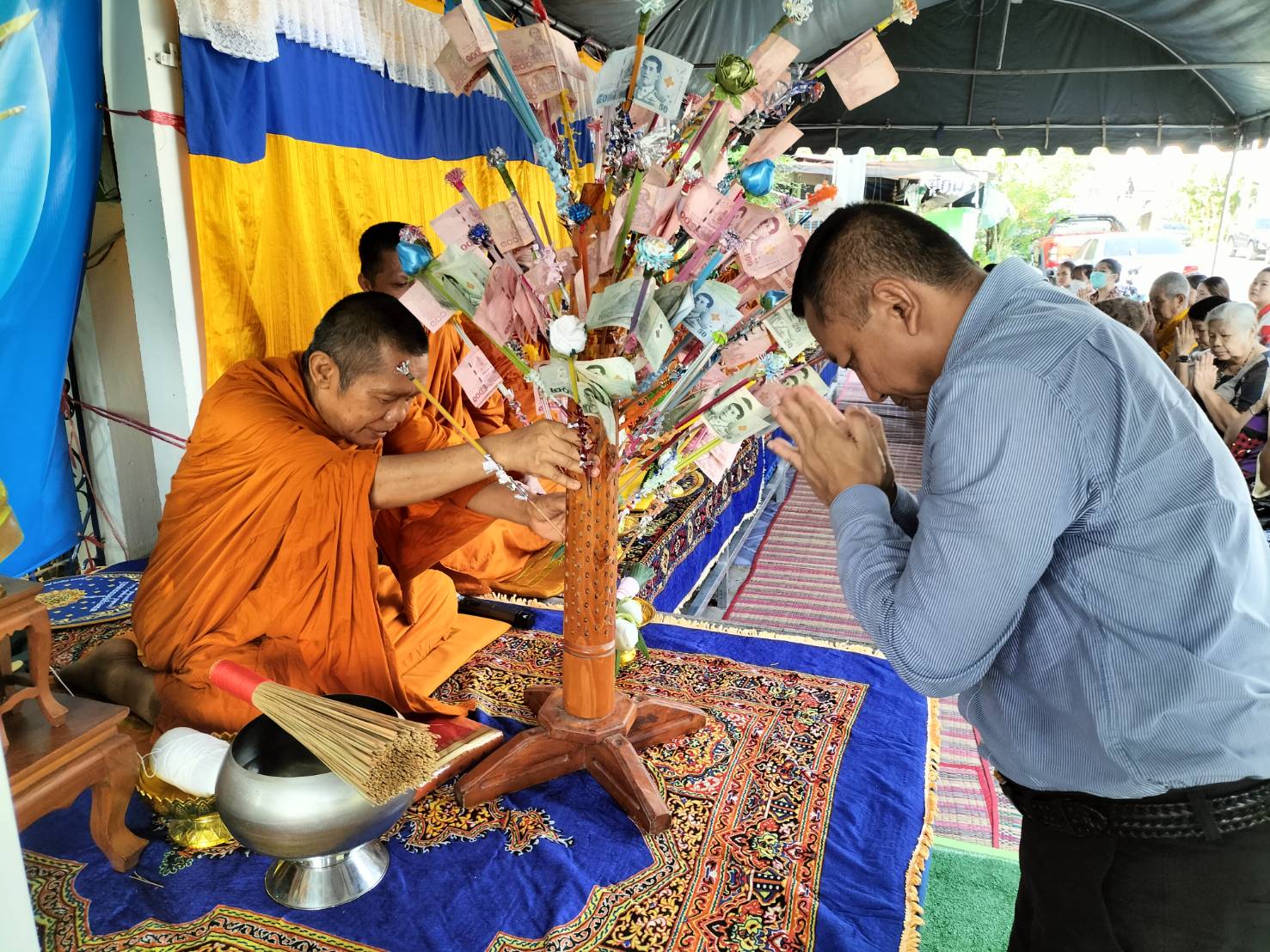 ชาวชุมชนเทศบาลเมืองเขาสามยอด 5 สรงน้ำพระที่สร้างพระพุทธรูปกลางหมู่บ้านเพื่อเป็นที่ยึดเหนี่ยวจิตใจ