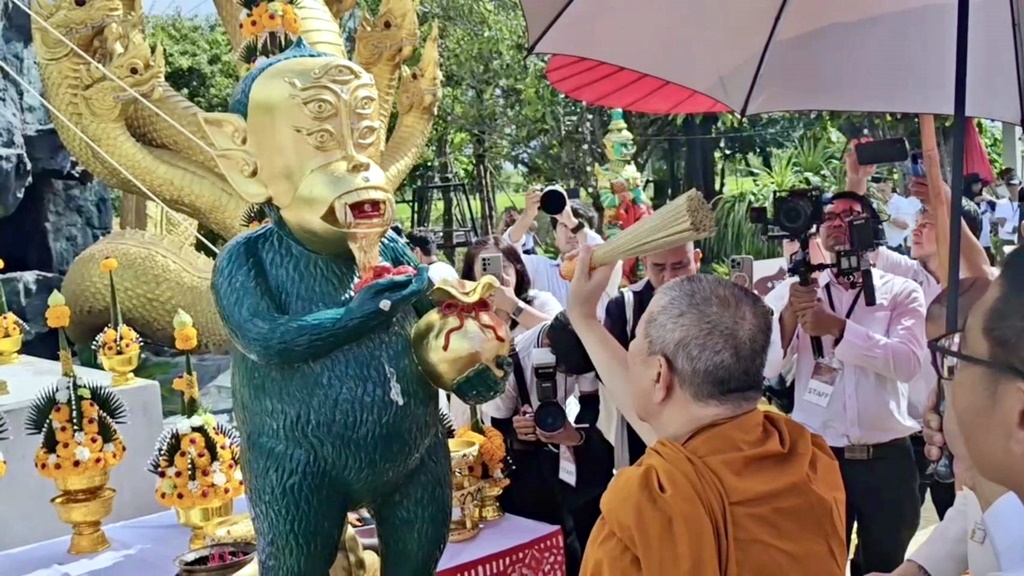 สายมูชาวไทย-ต่างชาติ แห่ร่วมพิธีพุทธาภิเษก "องค์อินแปลงสี่หูห้าตา" องค์ใหญ่ที่สุดในโลก