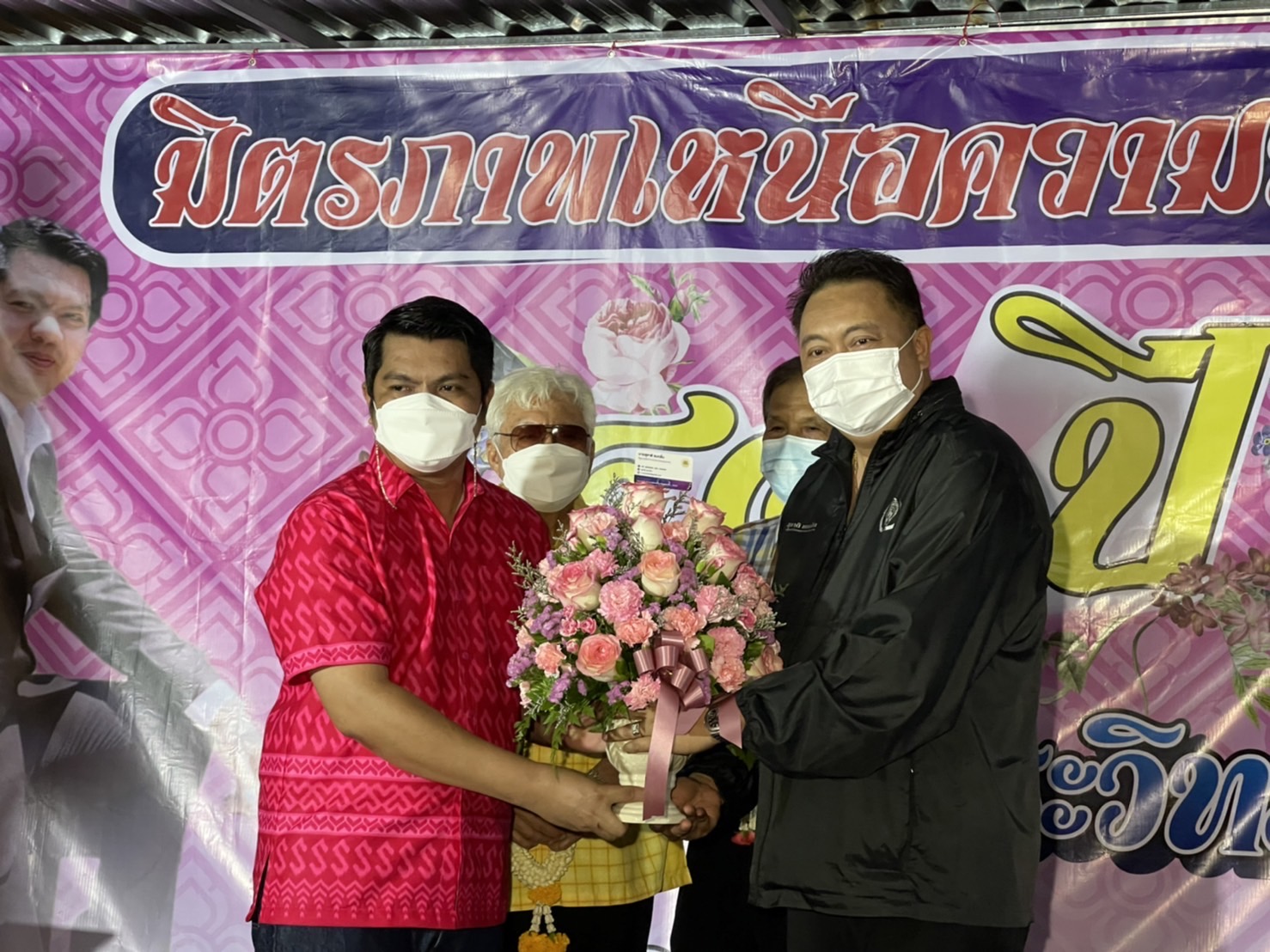 “สุชาติ” หอบแจกันดอกไม้บิ๊กป้อม อวยพร “พีระวิทย์” เชื่อมติ กก.บห.ไม่ถึงขั้นขับ “พิเชษฐ”
