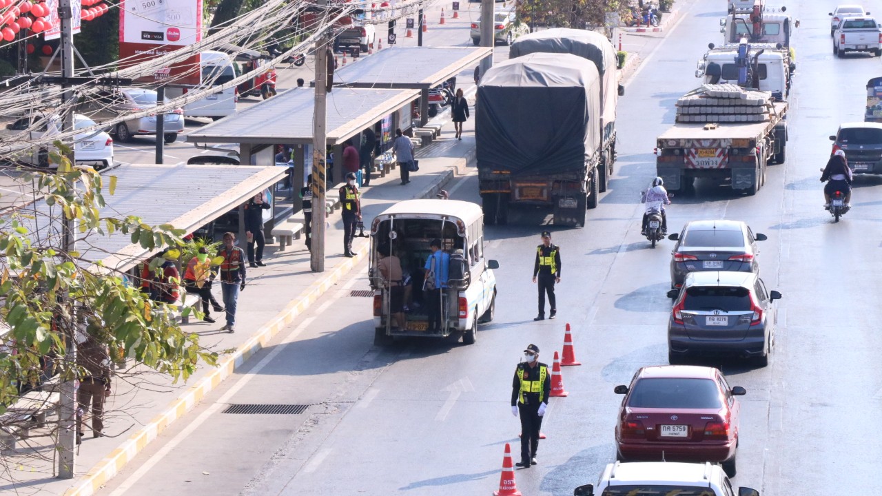 โคราชเอาจริงลดมลพิษฝุ่น PM 2.5 ตั้งด่านตรวจควันดำกลางเมือง พบยานพาหนะผิดอื้อ
