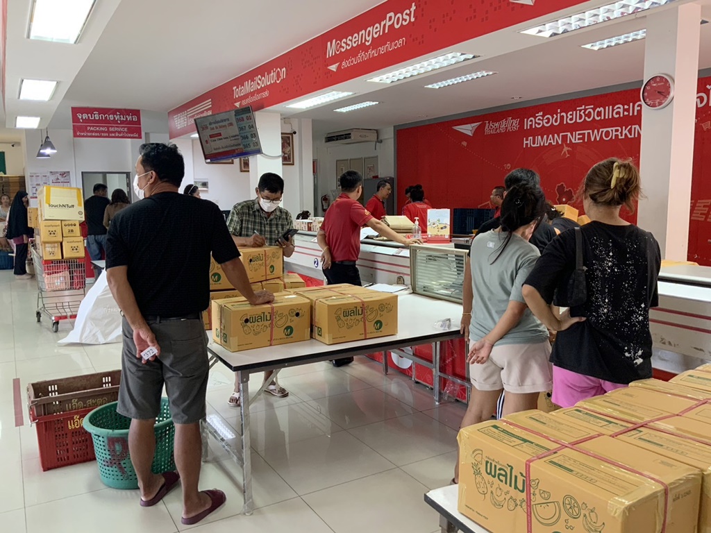 ชาวตราดแห่ส่งทุเรียนให้ญาติพี่น้อง และซื้อ-ขายผ่านไปรษณีย์แน่นทุกวัน