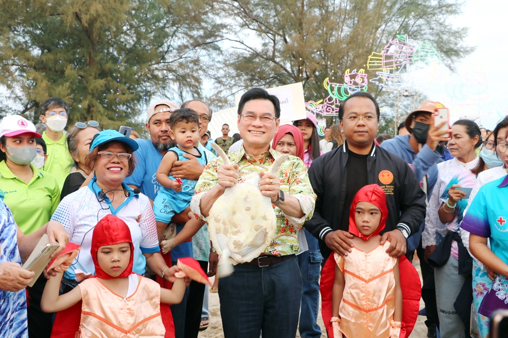 "รองนายกฯจุรินทร์" ร่วมปล่อยเต่าตนุกลับสู่ท้องทะเล สืบสานงานประเพณีปล่อยเต่าหาดท้ายเหมือง