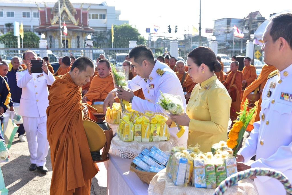 ผู้ว่าฯศรีสะเกษ นำพสกนิกรตักบาตร และวางพวงมาลาน้อมรำลึกในพระมหากรุณาธิคุณ "วันนวมินทรมหาราช" 