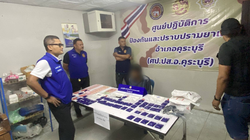 คุระบุรี–สุขสำราญ รวบเครือข่ายค้ายาข้ามจังหวัด ยึดยาบ้า 10,918 เม็ด เตรียมส่งพัสดุ 