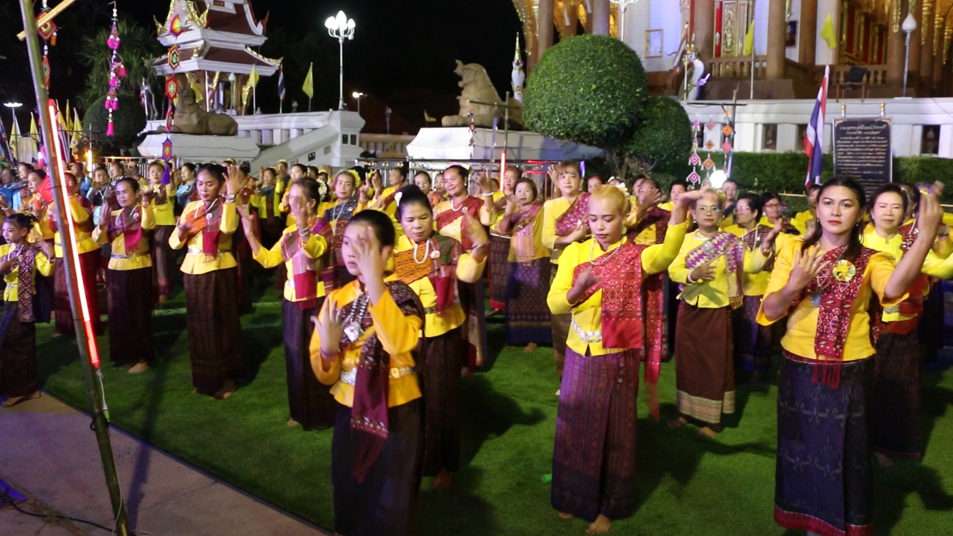 ชาวขอนแก่นพร้อมใจรำอวยพรถวาย พระพรหมวชิรดิลก เจริญอายุวัฒนมงคล 79 ปี