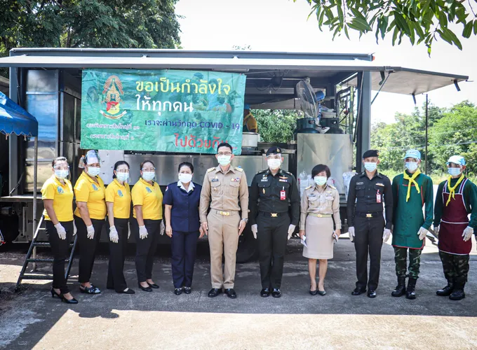 ทหารปืนใหญ่ จ.อุดรธานี นำรถครัวสนาม แจกจ่ายอาหารและน้ำดื่มให้กับบุคลากรทางการแพทย์ ประชาชนที่มาบริจาคโลหิต 