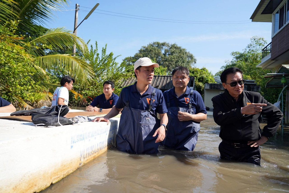 "เท้ง" ลุยน้ำท่วมปทุมธานี จี้รัฐบาลทบทวนบริหารจัดการน้ำ–ชดเชยต้องยุติธรรม