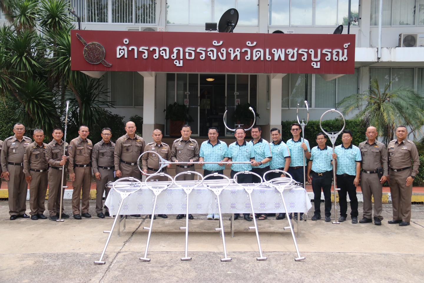 นายกอบจ.เพชรบูรณ์มอบหมายให้สมาชิกสภามอบอุปกรณ์ไม้ง่ามแก่ตำรวจภูธรจังหวัดรองรับภารกิจ 