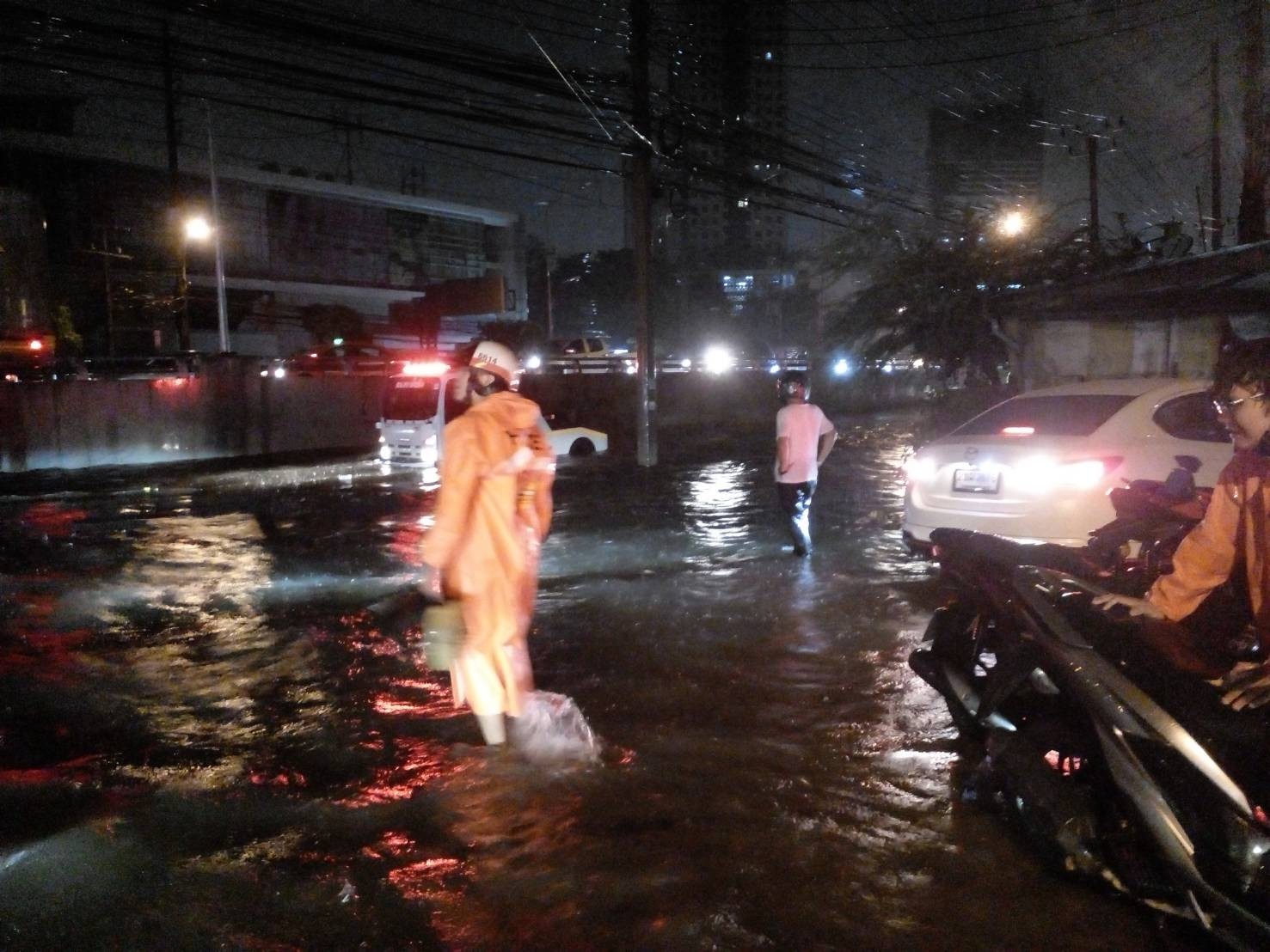 “ผบ.ตร.” สั่งตำรวจทั่วประเทศรับมือฝนตกน้ำท่วม ดูแลการจราจรช่วยเหลือประชาชน
