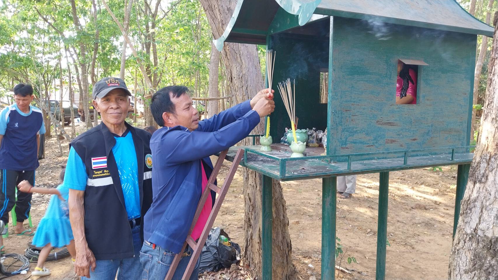 โคราชจัดพิธีบวงสรวง “ต้นเคียนพันปี” อายุกว่าพันปี 13 คนโอบ กลางผืนป่าทับลาน