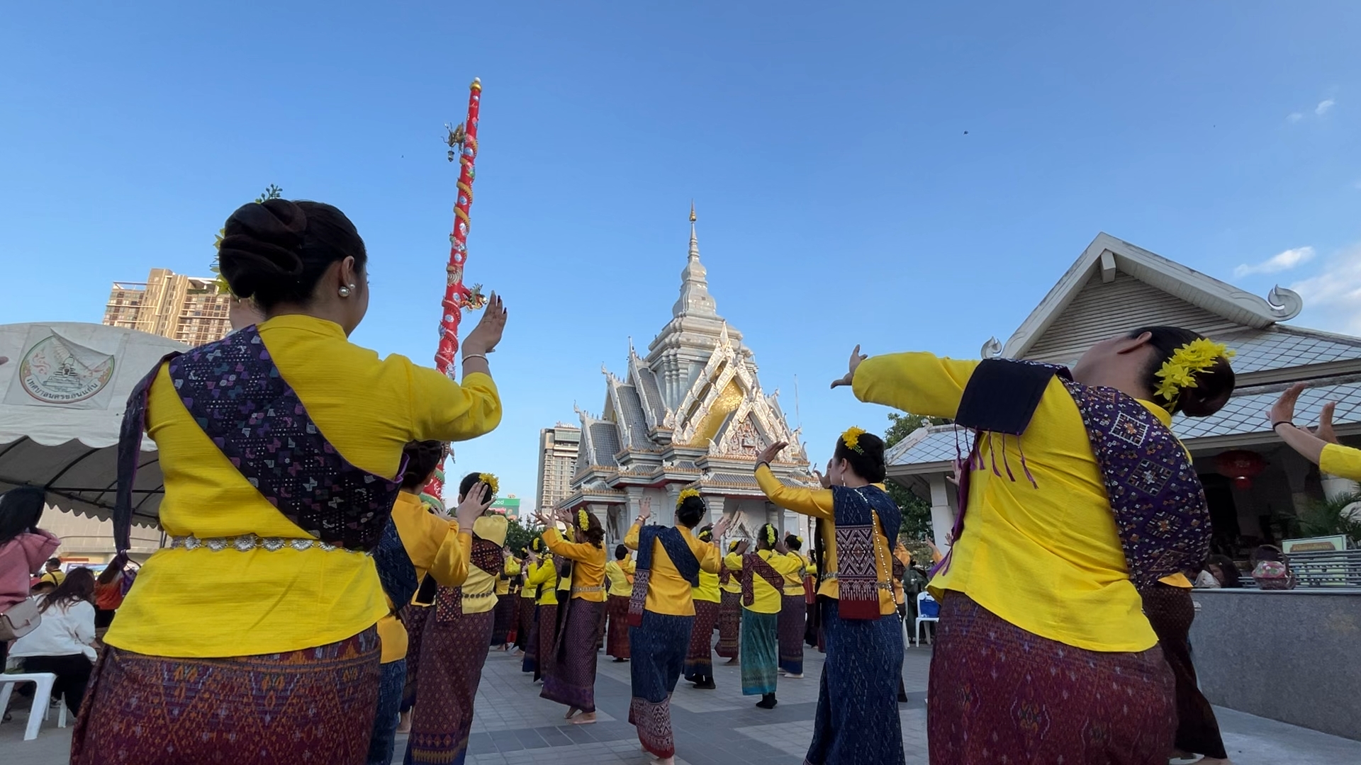  ชาวขอนแก่น กว่า 5 หมื่นคน ร่วมรำบวงสรวง 10 สิ่งศักดิ์สิทธิ์ ฉลอง 227 ปี เมืองขอนแก่น ก่อนจัดงานเทศกาลไหมนานาชาติ