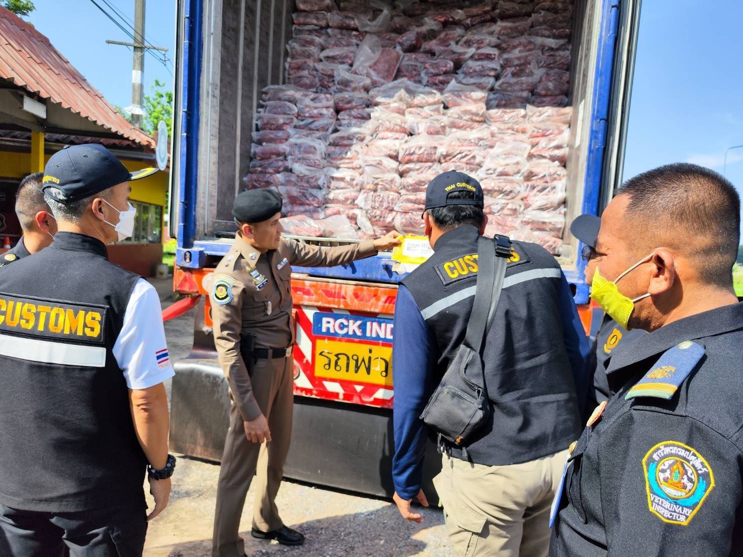 ตำรวจทางหลวง ร่วม ปคม. สกัดจับรถบรรทุกลอบขนซากเนื้อโคกระบือเถื่อน 