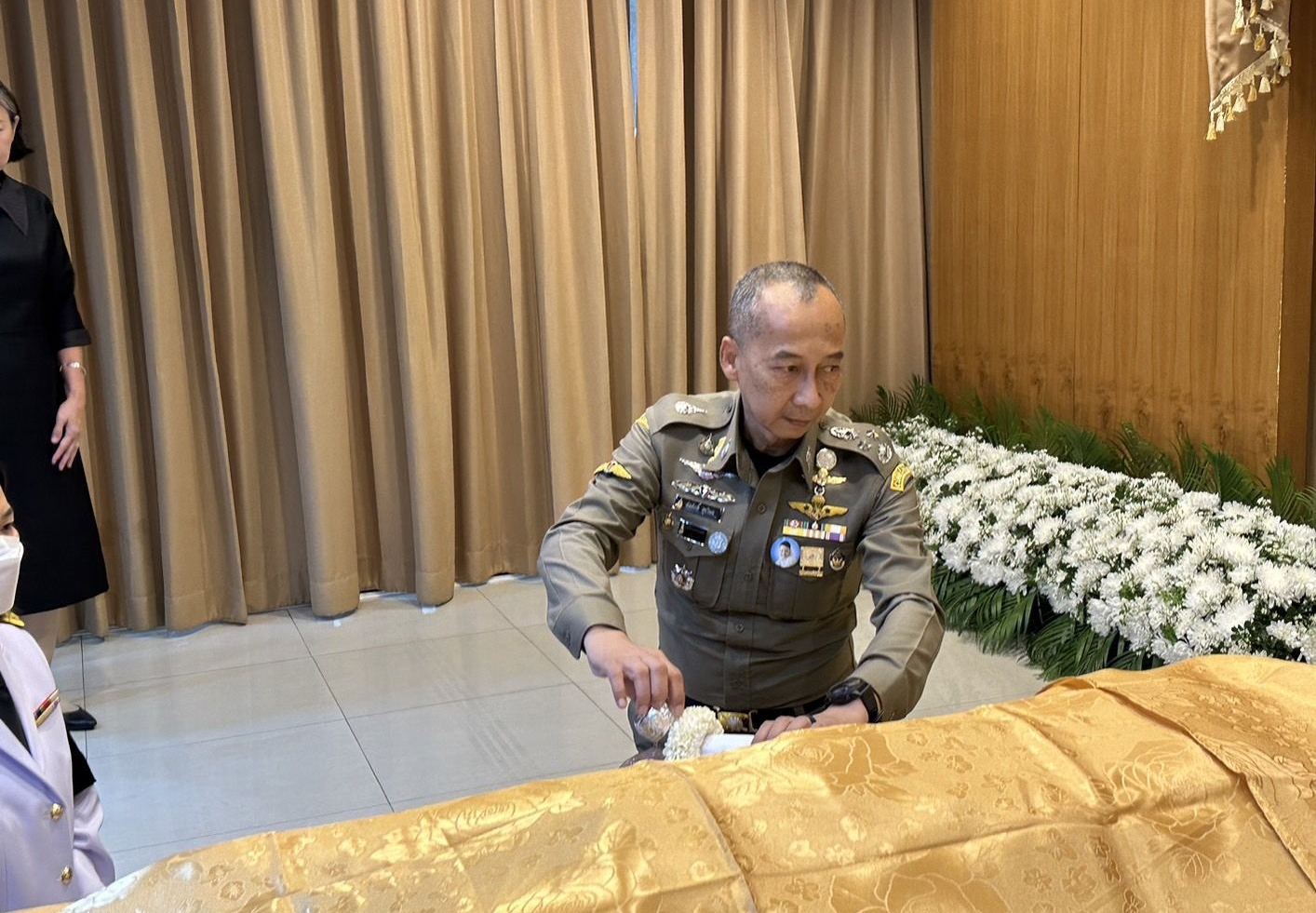 'บิ๊กต่อ-บิ๊กทิน' พร้อมเพื่อน ขรก.ตำรวจ ร่วมพิธีรดน้ำศพ 'ผู้กำกับเบิ้ม' วัดตรีทศเทพแน่นวัด