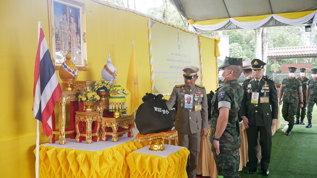 องคมนตรีเชิญสิ่งของพระราชทานมอบแก่เจ้าหน้าที่ที่ได้รับผลกระทบจากสถานการณ์ความไม่สงบ ในพื้นที่นราธิวาส