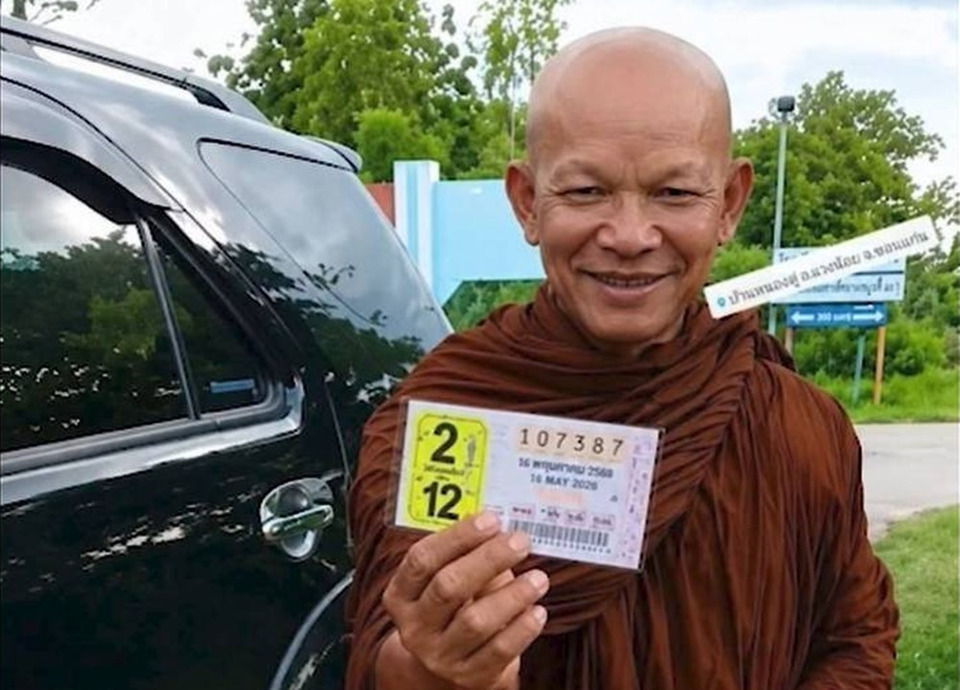 สาธุสนั่นขอนแก่น! พระวัดป่าดวงมหาเฮง ถูกรางวัลที่ 1 เต็มๆ 2 ใบ รับเละ 12 ล้าน คอหวยแห่อนุโมทนา