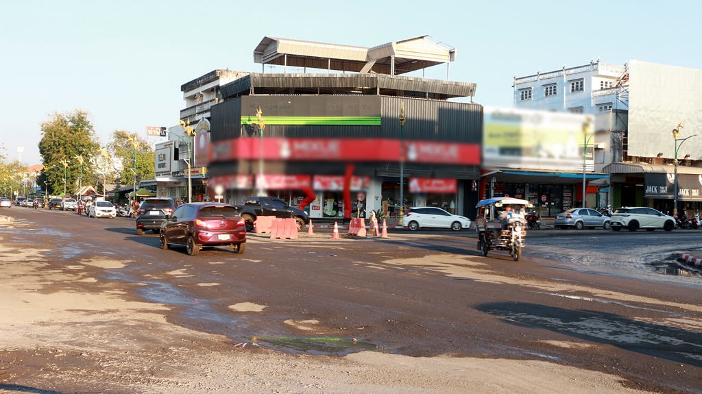 เทศบาลเมืองหนองคาย จี้ผู้รับเหมาสร้างวงเวียนหน้าน้ำพุพญานาคให้เสร็จ ลดความเดือดร้อนประชาชน 