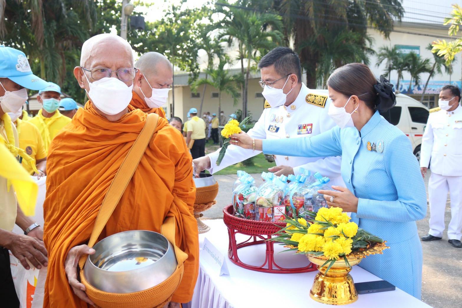 ผู้ว่าฯสุโขทัย จัดพิธีทำบุญตักบาตรและวางพานพุ่มดอกไม้ เนื่องในพิธีเฉลิมฉลองวาระครบรอบ 100 ปี วันประสูติ สมเด็จพระเจ้าพี่นางเธอ เจ้าฟ้ากัลยาณิวัฒนาฯ