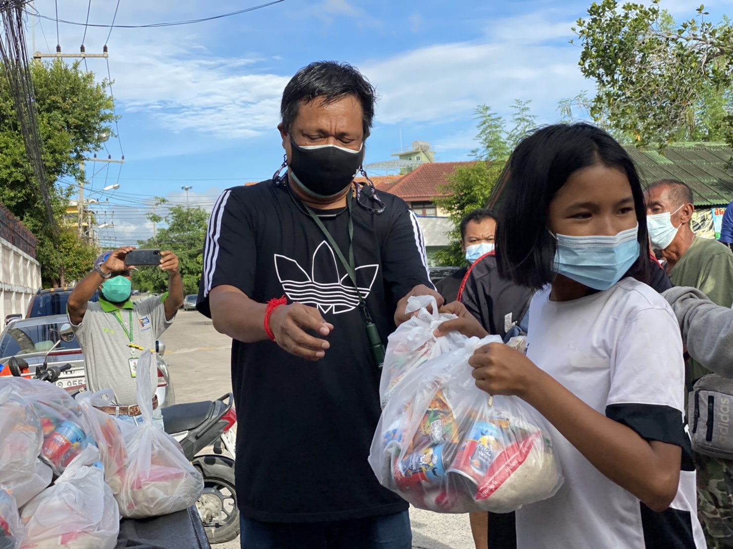 ไดอาน่ากรุ๊ป ร่วม สมาคมนักข่าวพัทยารวมกันแจกอาหารแห่ง 300 ชุดให้ผู้เดือดร้อนจากพิษโควิด ก่อนปิดเมือง
