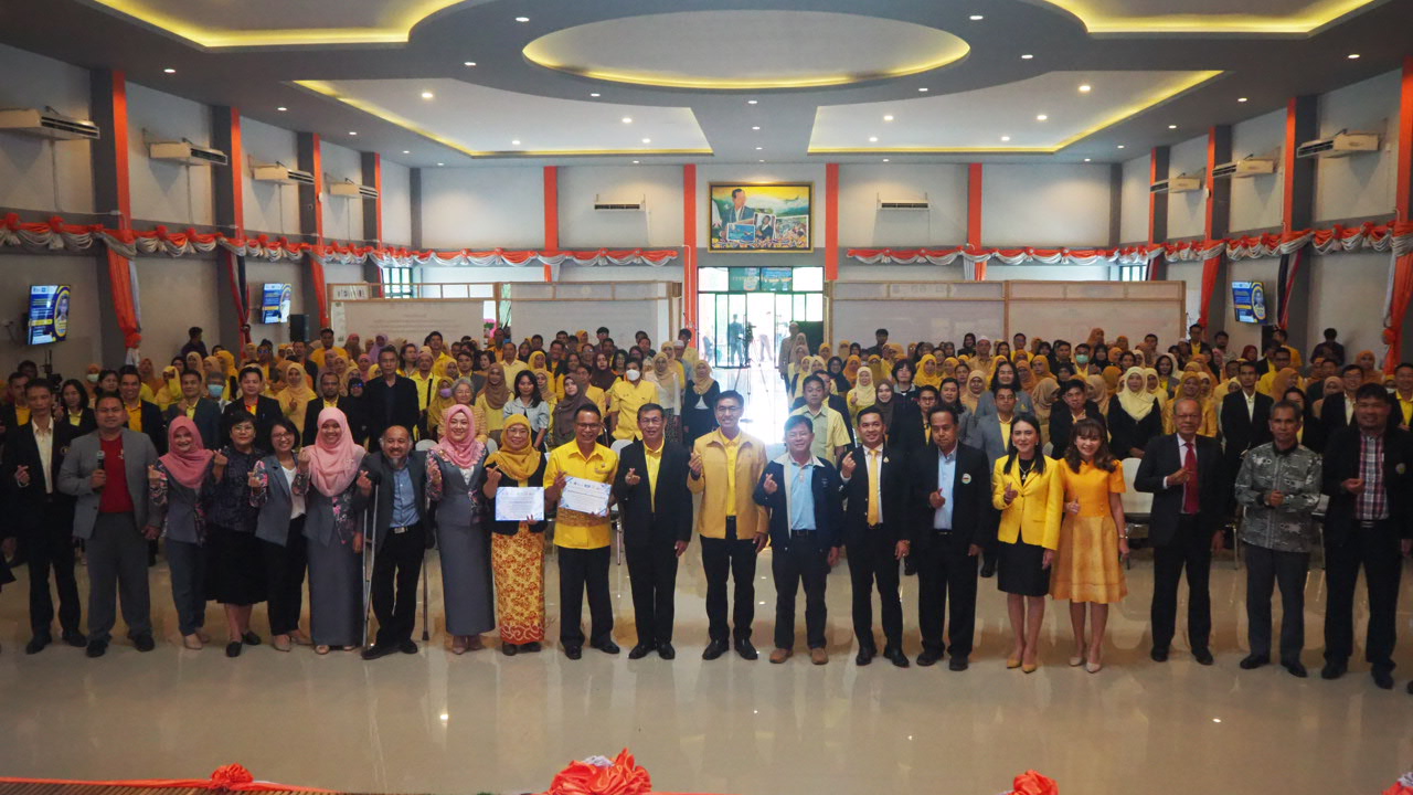 ศึกษาธิการนราฯ ขับเคลื่อนกิจกรรมจุดประกายการเปลี่ยนแปลงนวัตกรรมการศึกษามะนารอ