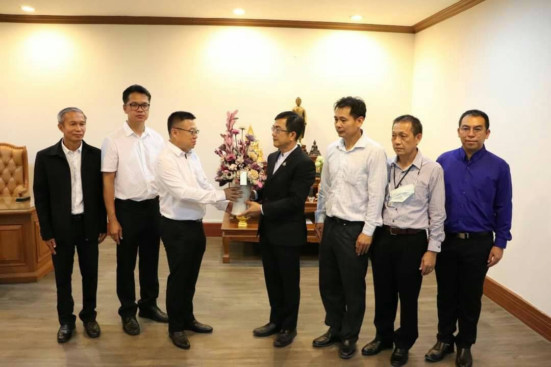 ผอ.สจป.ที่ 3 (ลำปาง)-ศูนย์ป่าไม้อุตรดิตถ์ มอบแจกันดอกไม้แสดงความยินดีกับอธิบดีกรมป่าไม้ (คนใหม่)