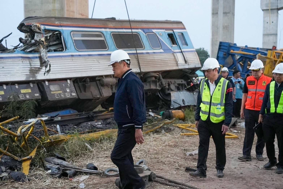 รถไฟฯแจ้งความเอาผิดผู้เกี่ยวข้องเหตุเครนก่อสร้างหล่นทับขบวนรถไฟ สั่งผู้รับเหมาหยุดก่อสร้างจนกว่าสอบเสร็จ
