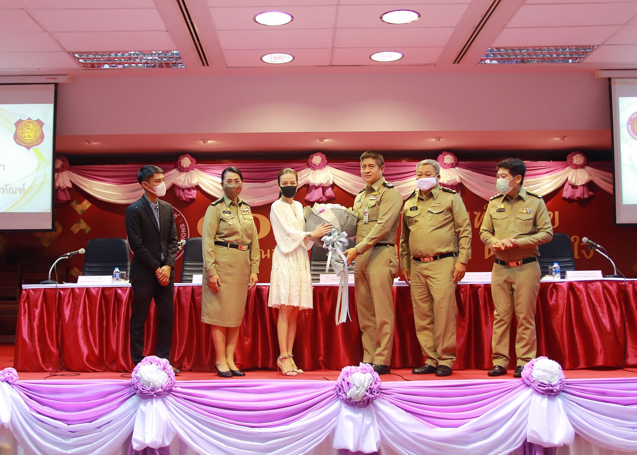 มาดามแป้งมอบกรมธรรม์ประกันภัย ผบ.เรือนจำทั่วประเทศ