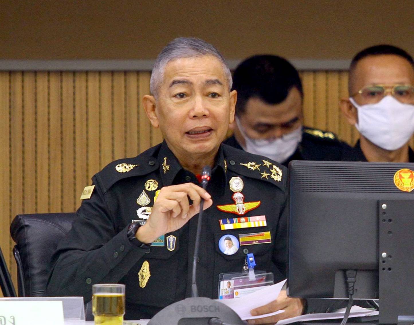 ผบ.ทบ.รุดแจงงบฯเร่งปรับลดกำลังพล หนุนแก้รธน. ชี้เป็นกลไกทางการเมือง ยันไม่คิดเป็นศัตรูกับปชช.