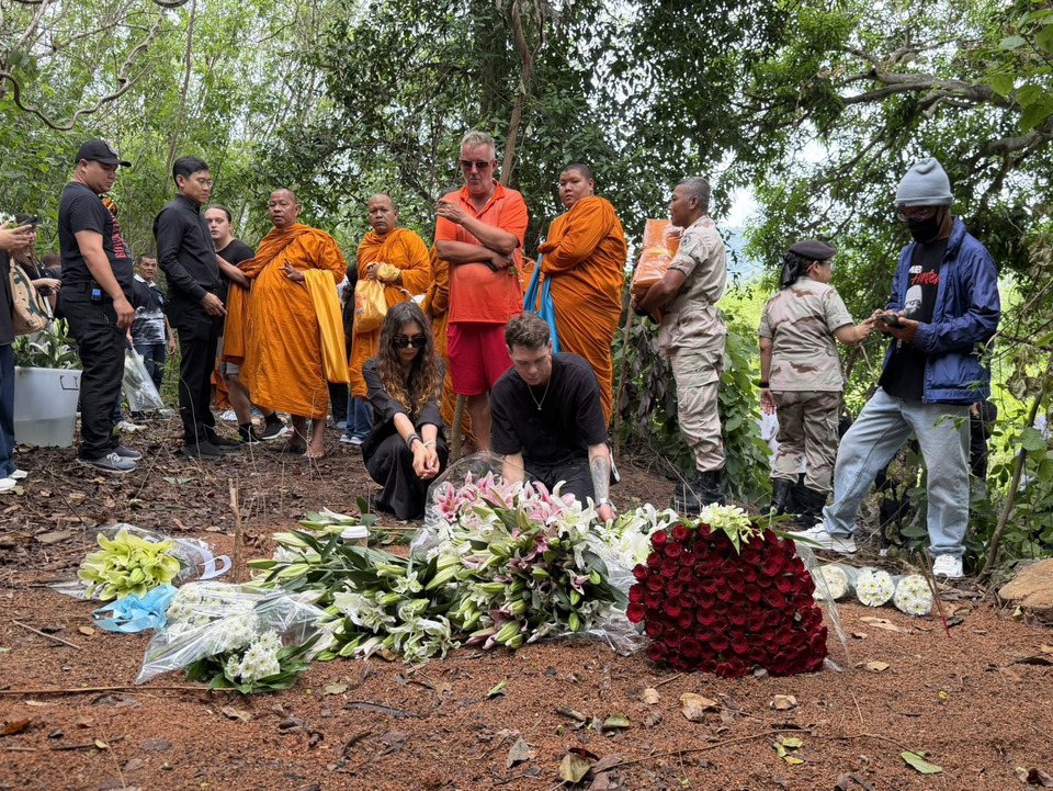 ชลบุรีจัดพิธีรำลึก “ไดอานา–โรมัน” ดอกไม้ขาวปกคลุมจุดพบร่าง ครอบครัวรัสเซียซาบซึ้งน้ำใจคนไทย 