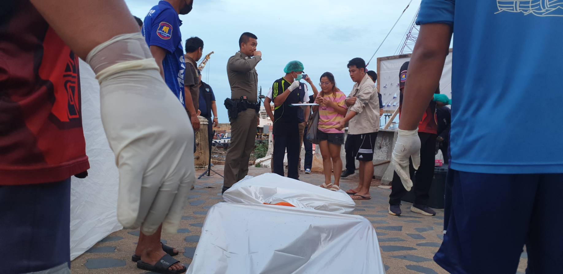 สุดสลด!!พบศพไต๋ก๋งติดคาเก๋งเรือหลังจนท.ออกค้นหาเรือไดหมึกที่ล่มกลางทะเลระยองเมื่อ 2 วันก่อน