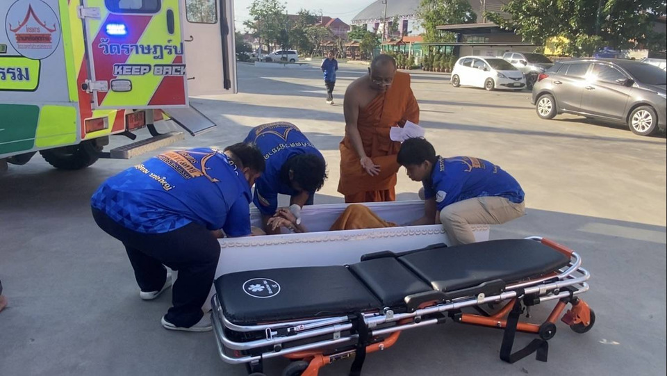 ปาฏิหาริย์! ยายวัย 65 ฟื้นเคาะเรียกจากในโลง ญาตินำศพจากพิษณุโลกหวังเผาฟรีรีบส่งรพ. 