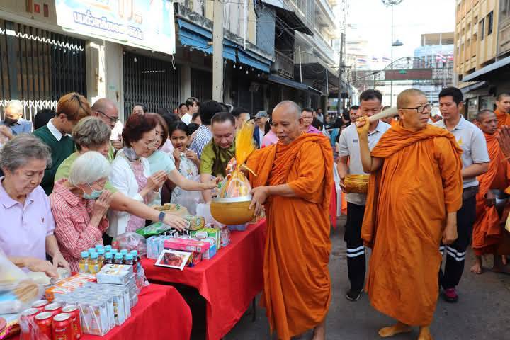 ชาวตลาดนางลอยสืบสานประเพณีไทยตักบาตรข้าวสารอาหารแห้งพระภิกษุสงฆ์เนื่องในวันขึ้นปีใหม่ 2568