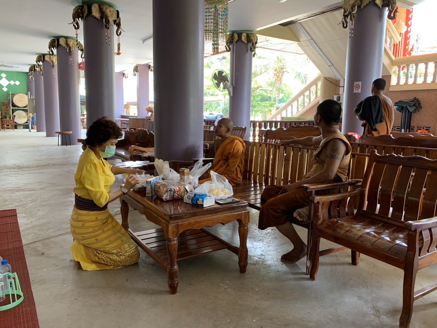 ประธานกรรมการสงเคราะห์ฯศรีสะเกษ รุดกราบเด็กหลงผิด ชื่นชมที่กลับใจบวชเรียน