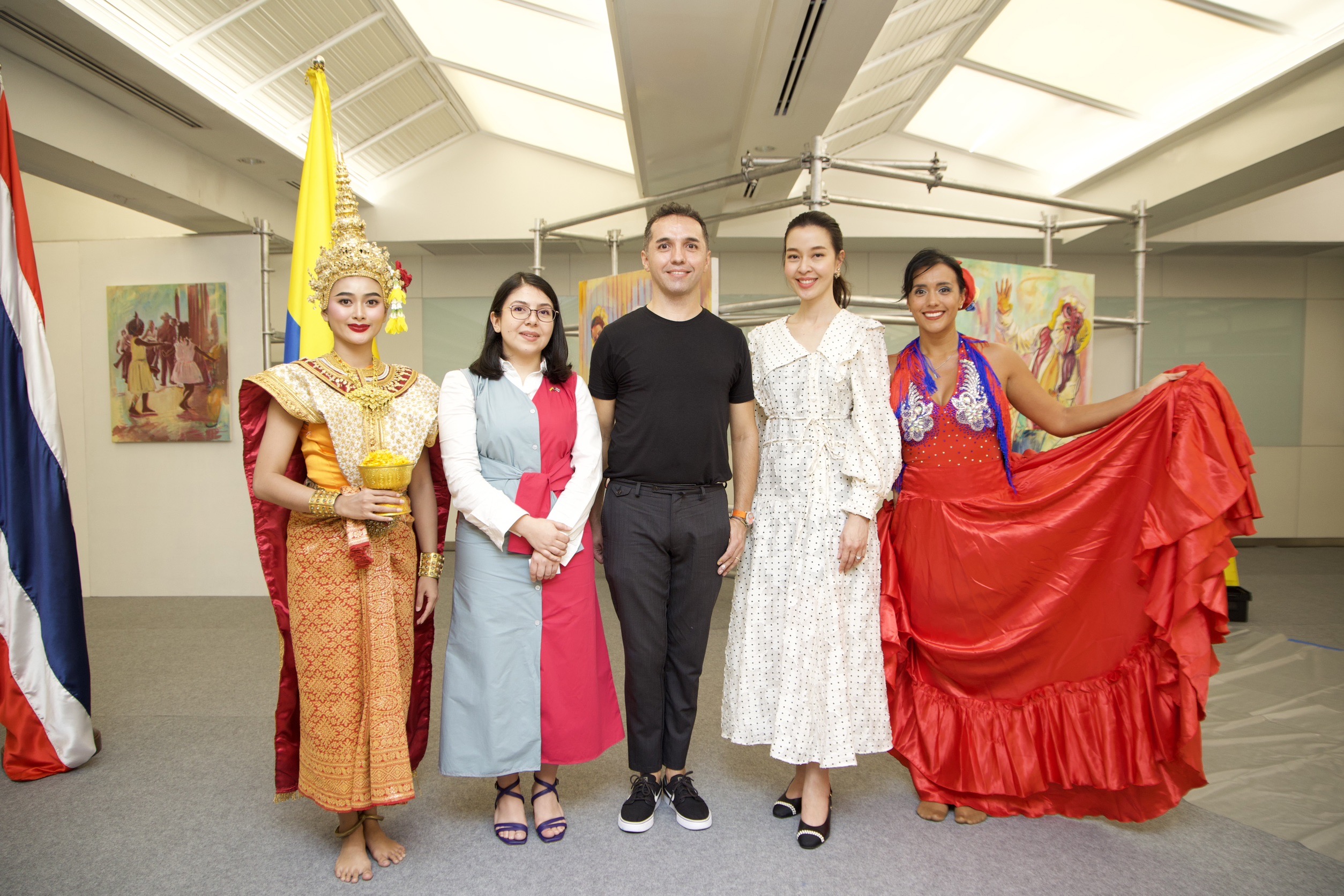สถานเอกอัครราชทูตโคลอมเบียฯ และสยามพิวรรธน์ เชิญชมนิทรรศการภาพวาด “BAILEMOS" 14-24 พ.ย.นี้